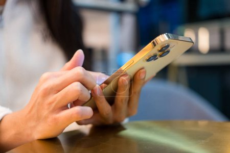 Téléchargez les photos : Femme utilisation du téléphone portable dans le café - en image libre de droit