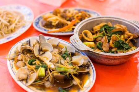 Foto de Almeja frita con albahaca y tres calamares de taza en la tienda de alimentos taiwanesa - Imagen libre de derechos