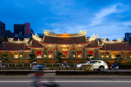 Téléchargez les photos : Taipei, Taiwan - 26 novembre 2023 : Temple Hsing Tian dans la ville de Taipei la nuit - en image libre de droit