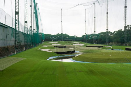 Foto de Campo de prácticas de golf hecho de malla de alambre verde grande - Imagen libre de derechos