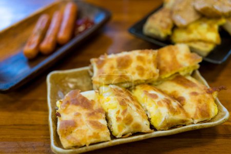 Téléchargez les photos : Crêpe à l'omelette chinoise dans un petit-déjeuner local taïwanais - en image libre de droit