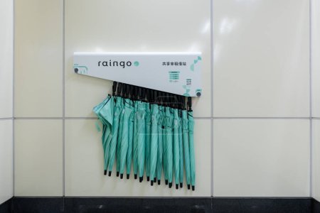 Foto de Taipei, Taiwán - 26 de noviembre de 2023: Paraguas compartidos "Raingo" colocados fuera de la estación MRT - Imagen libre de derechos