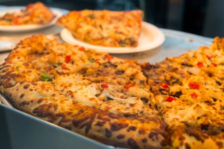 Téléchargez les photos : Pizza au fromage et pepperoni au poivre - en image libre de droit