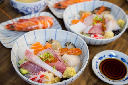 Foto de Tazón de arroz sashimi fresco crudo - Imagen libre de derechos