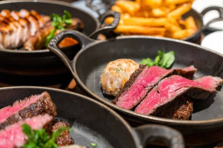 Téléchargez les photos : Tranché de steak grillé côtes levées moyen statut rare - en image libre de droit