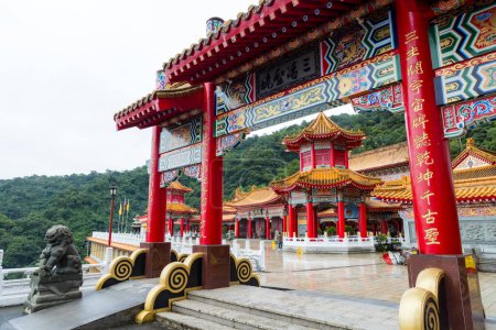 Téléchargez les photos : Yilan, Taiwan - 06 décembre 2023 : Temple chinois traditionnel Sanqing daozu à Yilan de Taiwan - en image libre de droit