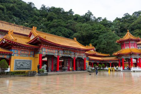 Foto de Yilan, Taiwán - 06 de diciembre de 2023: Templo tradicional chino Sanqing daozu en Yilan de Taiwán - Imagen libre de derechos