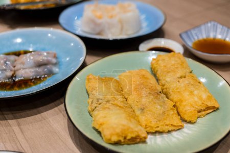 Foto de Dim sum chino pastel de pescado frito en el restaurante - Imagen libre de derechos