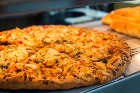 Foto de Pizza con queso y pepperoni con pimienta - Imagen libre de derechos