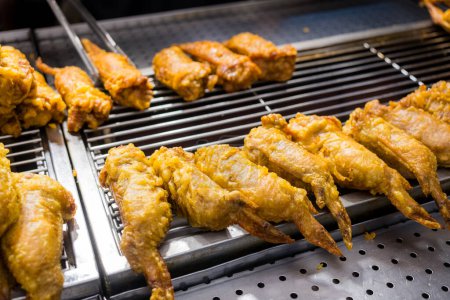 Téléchargez les photos : Aile de poulet frit vendre dans le marché de rue - en image libre de droit