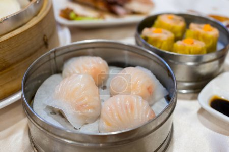 Téléchargez les photos : Boulette de crevettes cuites à la vapeur dans un restaurant chinois - en image libre de droit