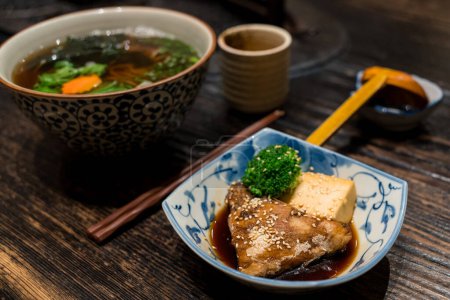 Foto de Salsa de soja de pescado estofado con tofu y fideos en el restaurante - Imagen libre de derechos