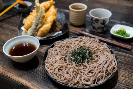 Téléchargez les photos : Nourriture japonaise tempura soba au restaurant - en image libre de droit