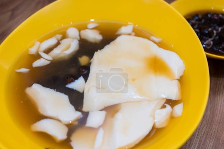 Téléchargez les photos : Tofu pudding with pearl in the black sugar soup - en image libre de droit