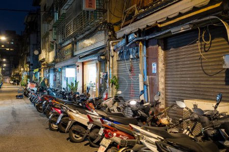 Foto de Taipei, Taiwan - 25 December 2023: Taipei city old street at night - Imagen libre de derechos