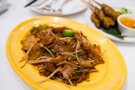 Téléchargez les photos : Pan fried flat noodles dish in Thai restaurant - en image libre de droit