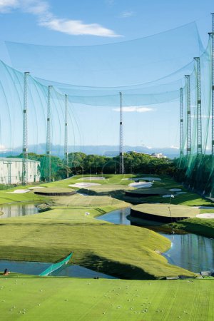 Téléchargez les photos : Golf driving range en grand treillis métallique vert - en image libre de droit
