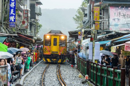 Foto de Taipéi, Taiwán - 20 de octubre de 2023: Tren procedente de la calle Shihfen Old Street en la ciudad de Taipéi - Imagen libre de derechos