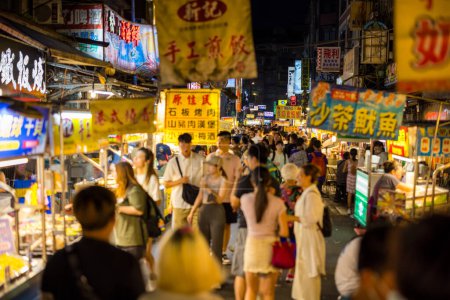 Foto de Keelung, Taiwán - 06 de julio de 2023: Mercado nocturno de Keelung en Taiwán - Imagen libre de derechos
