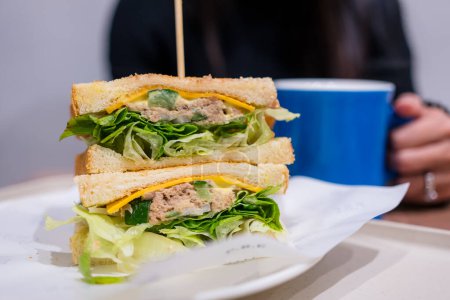 Téléchargez les photos : Sandwich à la purée de thon au café - en image libre de droit