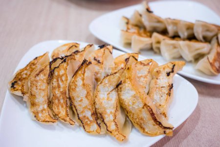 Téléchargez les photos : Pan fried meat dumpling in restaurant - en image libre de droit