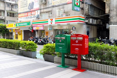 Téléchargez les photos : Taipei, Taiwan - 03 octobre 2023 : Boîte aux lettres verte et boîte aux lettres rouge de Taiwan - en image libre de droit