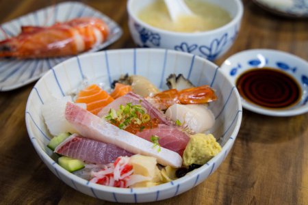 Foto de Rebanada del tazón de arroz sashimi pescado fresco - Imagen libre de derechos