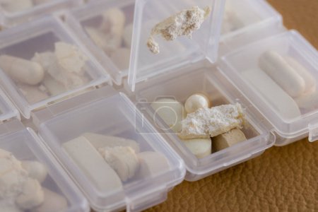 Foto de Medicamentos caducados en la caja diaria - Imagen libre de derechos