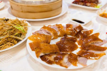 Foto de Rebanada de pato de Pekín en el plato en el restaurante chino - Imagen libre de derechos
