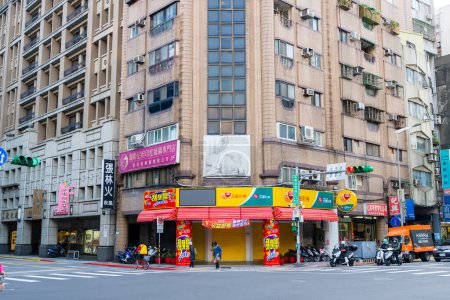 Téléchargez les photos : Taipei, Taiwan - 25 Décembre 2023 : Taipei rue de la ville avec magasin de loterie - en image libre de droit
