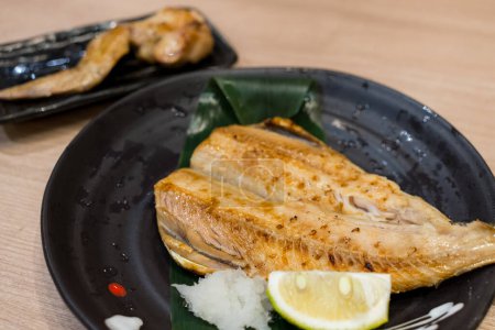 Téléchargez les photos : Griller du poisson sur le plat au restaurant japonais - en image libre de droit