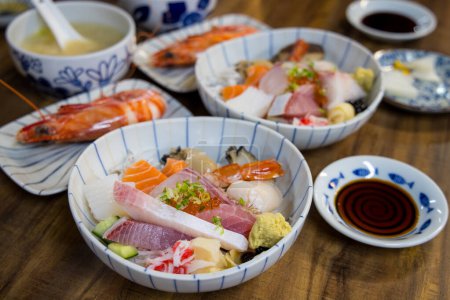 Téléchargez les photos : Tranche du bol de riz sashimi de poisson frais - en image libre de droit