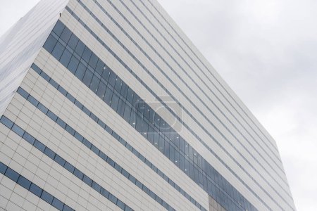 Foto de Edificio de oficinas fachada de arquitectura desde abajo - Imagen libre de derechos