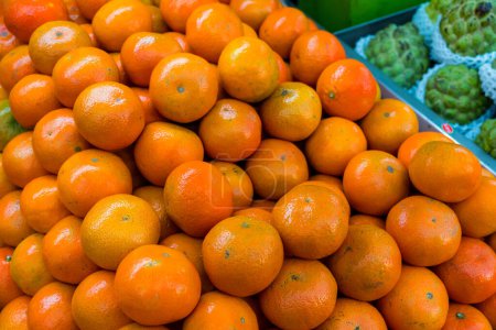 Téléchargez les photos : Stack d'orange sur le marché humide - en image libre de droit