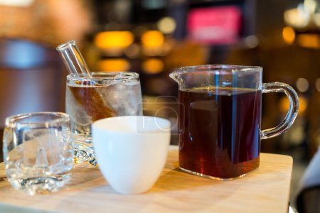 Téléchargez les photos : Service de café goutte à goutte dans le café - en image libre de droit