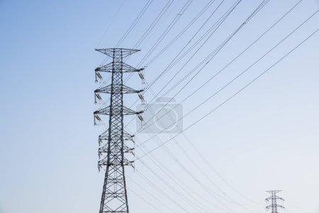 Téléchargez les photos : Pylône et ligne électrique haute tension sur le ciel bleu - en image libre de droit