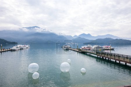 Téléchargez les photos : Taiwan - 27 October 2022: Pier dock in Sun Moon Lake of Nantou in Taiwan - en image libre de droit