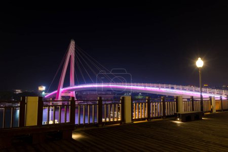 Foto de Taipei, Taiwán - 13 de abril de 2023: Tamsui Lover Bridge Taiwán por la noche - Imagen libre de derechos