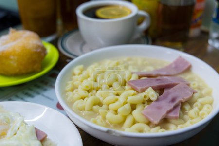 Téléchargez les photos : Soupe de macaronis au jambon - en image libre de droit