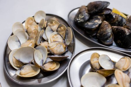 Téléchargez les photos : Grill seafood clam in the street market - en image libre de droit