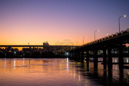 Téléchargez les photos : Pont traverser la rivière dans la ville de Taipei au coucher du soleil - en image libre de droit