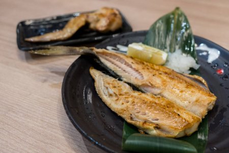 Foto de Pescado a la parrilla en el plato en restaurante japonés - Imagen libre de derechos