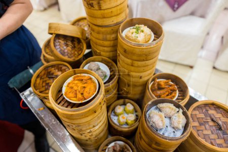 Téléchargez les photos : Dim sum sur le chariot dans le restaurant chinois - en image libre de droit