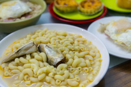 Téléchargez les photos : Soupe de macaronis au poisson anchois - en image libre de droit