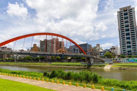 Foto de Taipéi, Taiwán - 25 de julio de 2023: Puente rojo sobre el río en la ciudad de Taipéi - Imagen libre de derechos