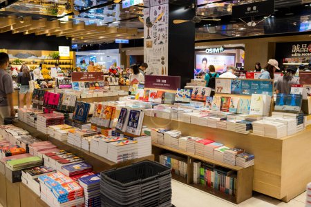 Foto de Taipei, Taiwán - 02 de octubre de 2023: Interior de la librería Eslite en la ciudad de Taipei - Imagen libre de derechos