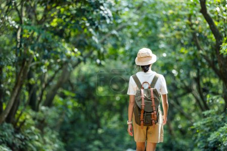 Foto de Mujer caminar a lo largo del sendero en el bosque - Imagen libre de derechos