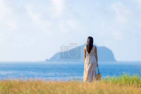 Téléchargez les photos : Femme profiter de la vue sur la mer - en image libre de droit