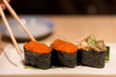 Foto de Comer con sushi en el restaurante japonés - Imagen libre de derechos