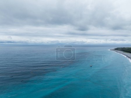Téléchargez les photos : Drone fly over the Hualien sea coastline of Taiwan - en image libre de droit